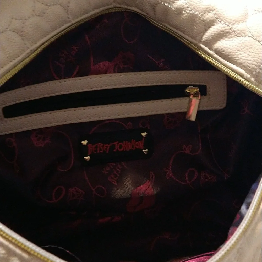 Betsey Johnson Cream Heart Puffed Purse With Pink Bow - Picture 7 of 10